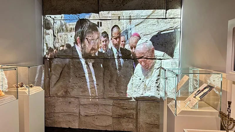 Imagem de João Paulo II em Israel, refletida na parede do Museu de João Paulo II e sua Família, em Wadowice, Polônia Vídeo de João Paulo II, em Wadowice, Polônia