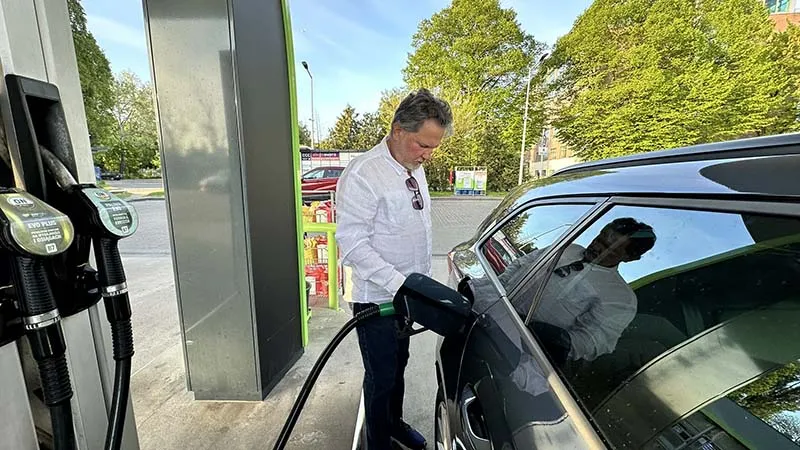 João abastecendo o carro na Lituânia João abastecendo o carro na Lituânia, na nossa viagem pelos Países Bálticos de carro
