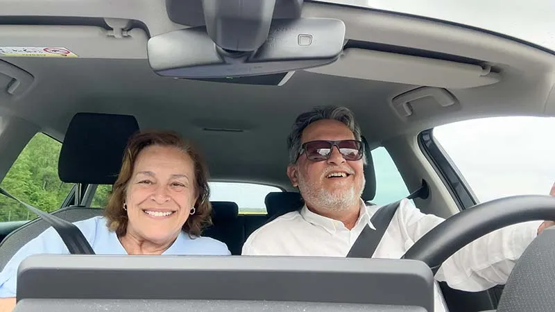 Sônia e João Miguel numa das rodovias estonianas. Sônia e João Miguel numa das rodovias estonianas.