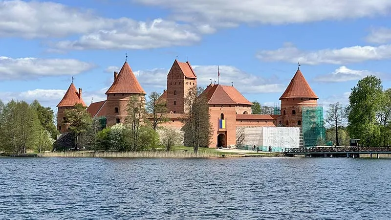 Países Bálticos de carro: roteiro e dicas para explorar Estônia, Letônia e Lituânia 3 Castelo de Trakai na Lituânia