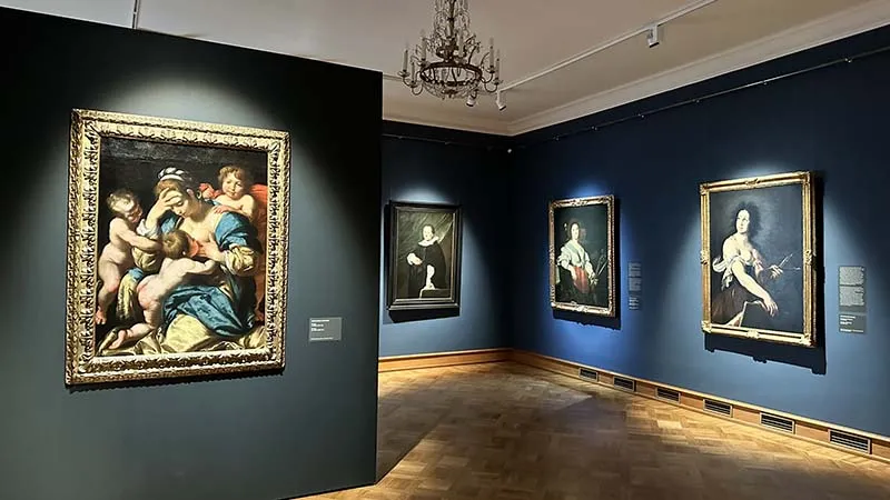 Salão com quadros europeus e russos, no Palácio e Museu Kadriorg, em Tallinn, Estônia.