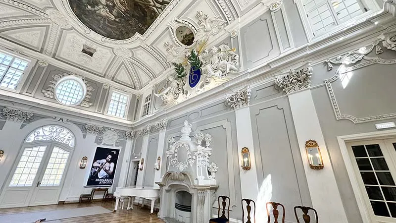 O salão principal do Palácio de Kadriorg, em Tallinn, Estônia.