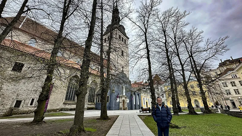 João Miguel em frente à Igreja de São Nicolau