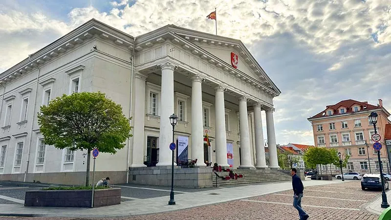 Vilnius: 21 motivos para conhecer a capital da Lituânia 6 Antiga Prefeitura de Vilnius, Lituânia