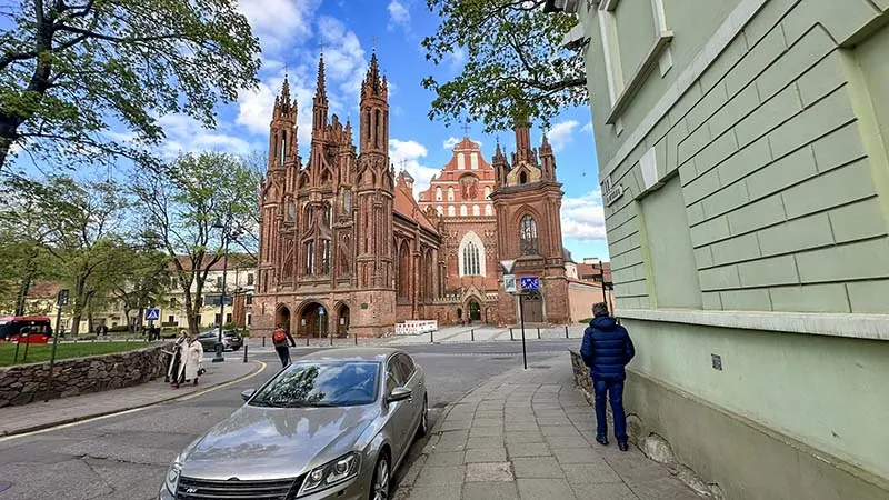 Vilnius: 21 motivos para conhecer a capital da Lituânia 3 A igreja de Santa Anne, em Vilnius
