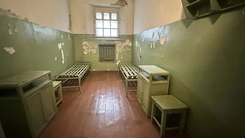 Vilnius: 21 motivos para conhecer a capital da Lituânia 11 Vilnius museu das ocupacoes cela