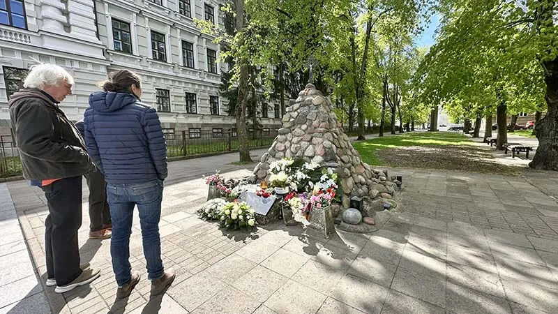 A pirâmide que homenageia os que não puderam voltar da Sibéria, em Vilnius, Lituânia Museu das Ocupações e Lutas pela liberdade