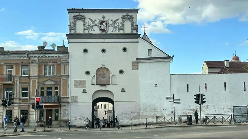 O outro lado do Portão da Aurora, em Vilnius, Lituânia O outro lado do Portão da Aurora