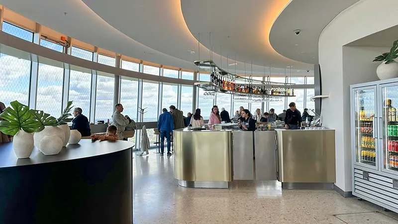 O restaurante panorâmico da Torre de TV, em Vilnius, Lituânia Torre de TV, em Vilnius, Lituânia