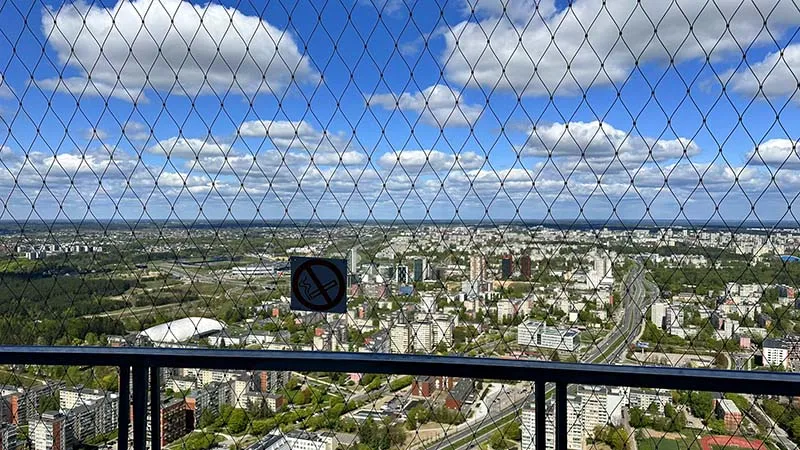 A vista da cidade do alto da Torre de TV, em Vilnius, Lituânia Torre de TV