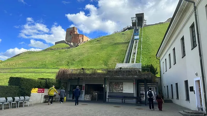 Vilnius: 21 motivos para conhecer a capital da Lituânia 1 Funicular para a Torre de Gediminas