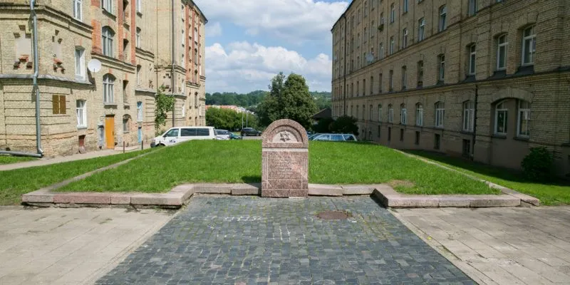 Vilnius: 21 motivos para conhecer a capital da Lituânia 14 vilnius memorial holocausto