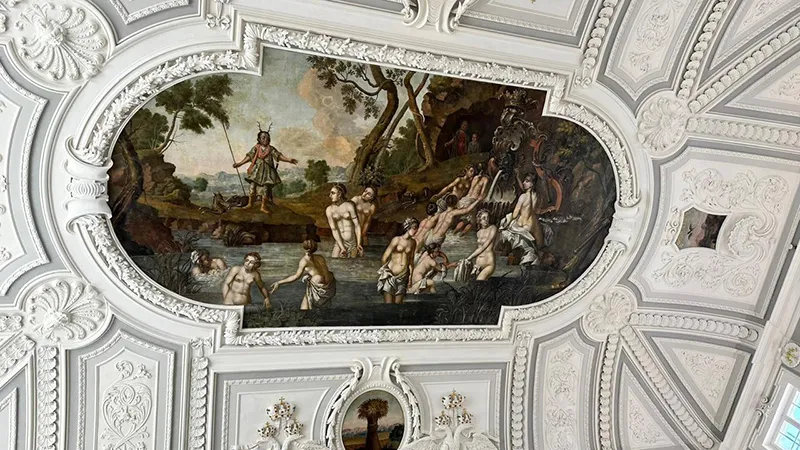 o teto do Salão famoso do Palácio e museu Kadriorg, em Tallinn, Estônia