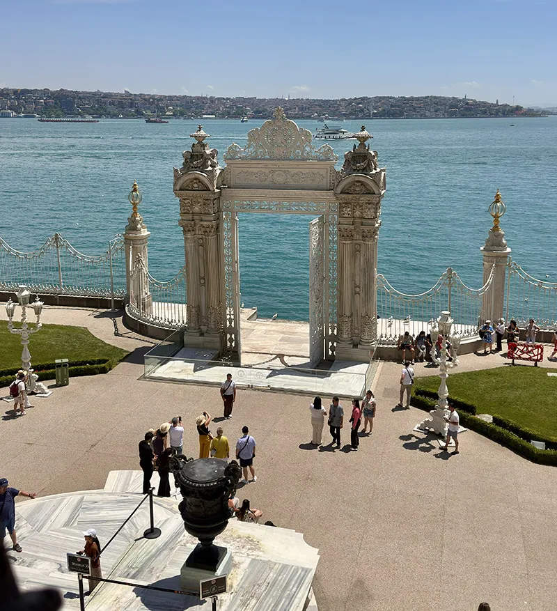 Jardins do Palácio Dolmabahçe e o Bósforo