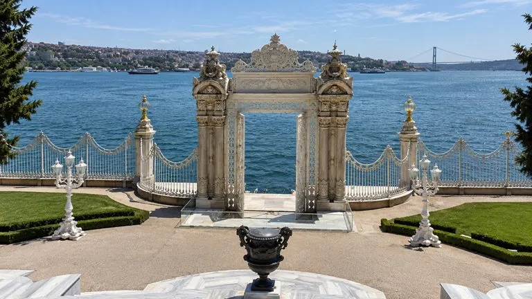 Dolmabahçe e o Bósforo