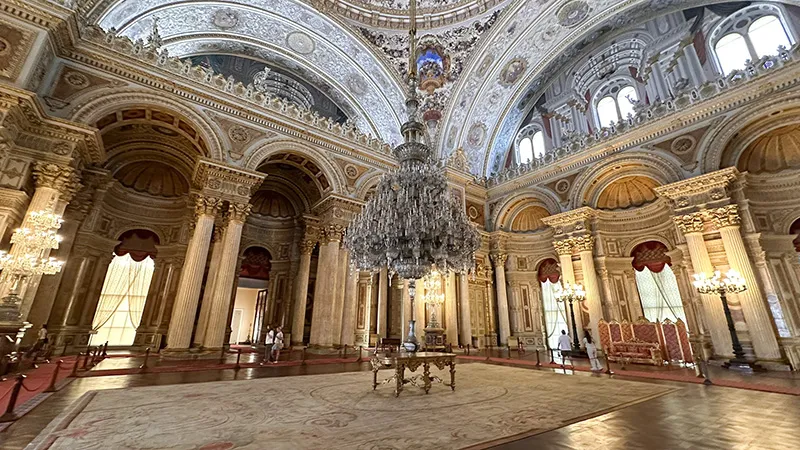 Muayede Salonu, o grande Salão Cerimonial do Palácio Dolmabahçe